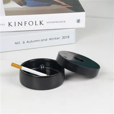 Popolník z čierneho mramoru